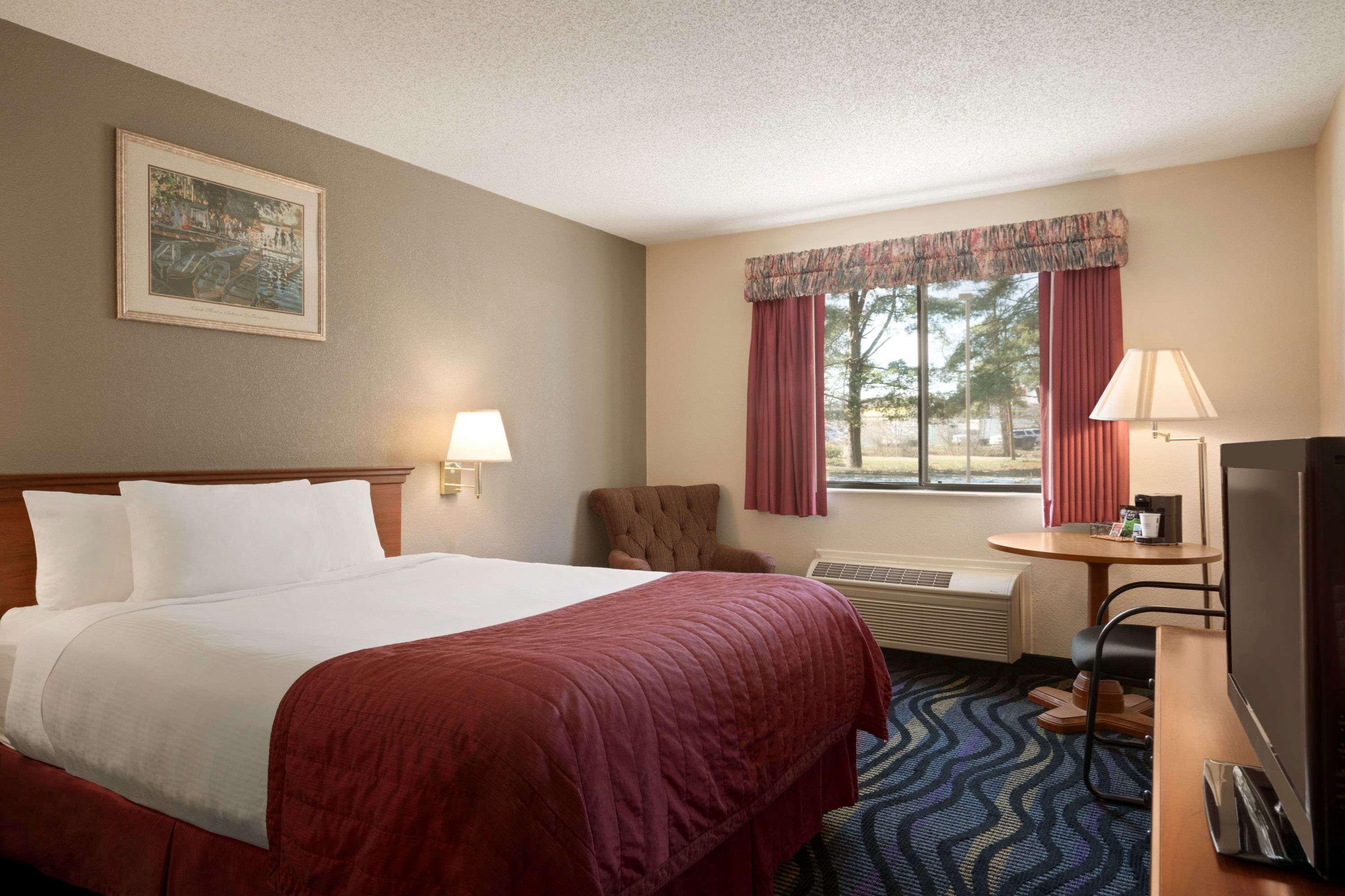 Hotel Baymont By Wyndham Logan Exterior foto
