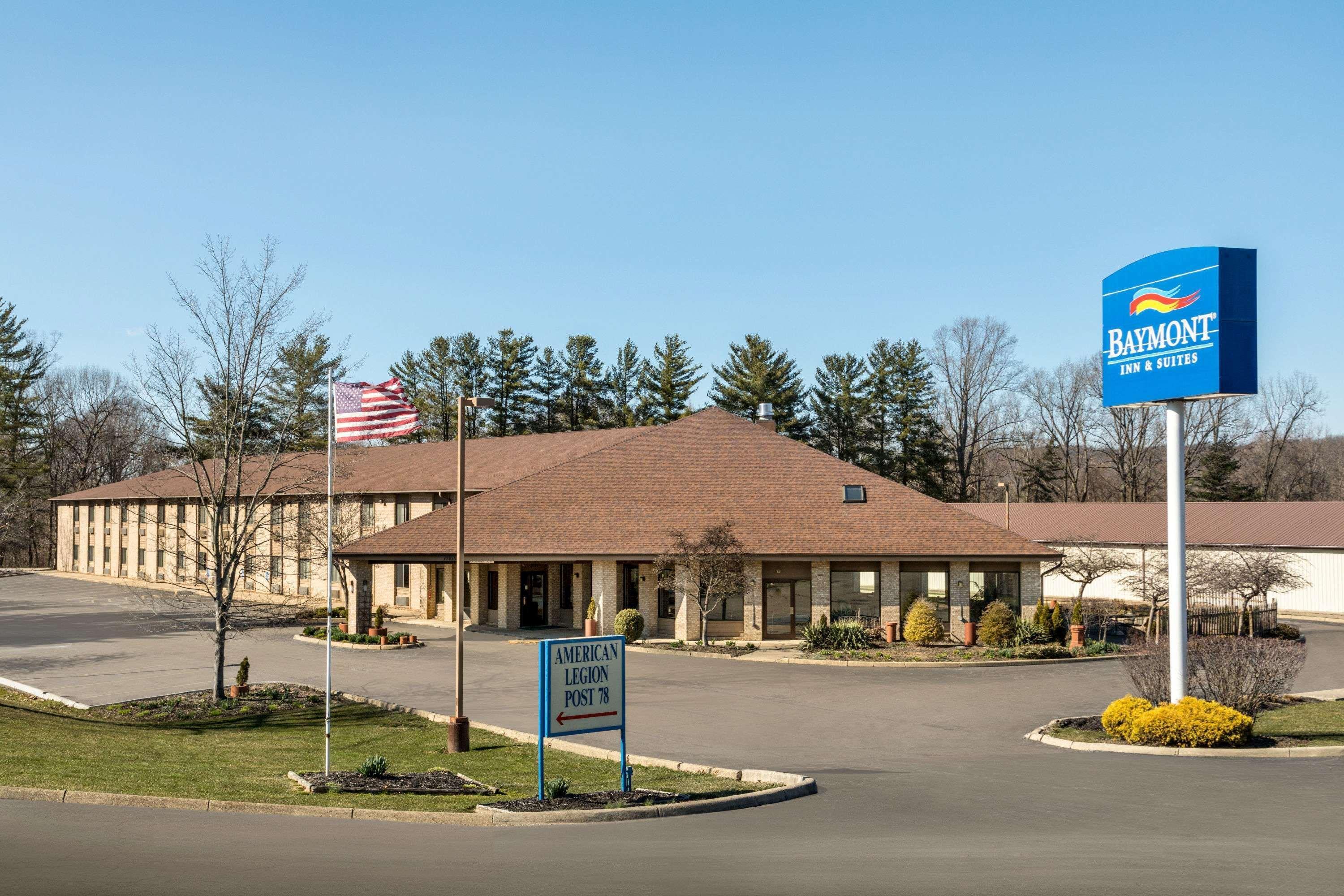 Hotel Baymont By Wyndham Logan Exterior foto