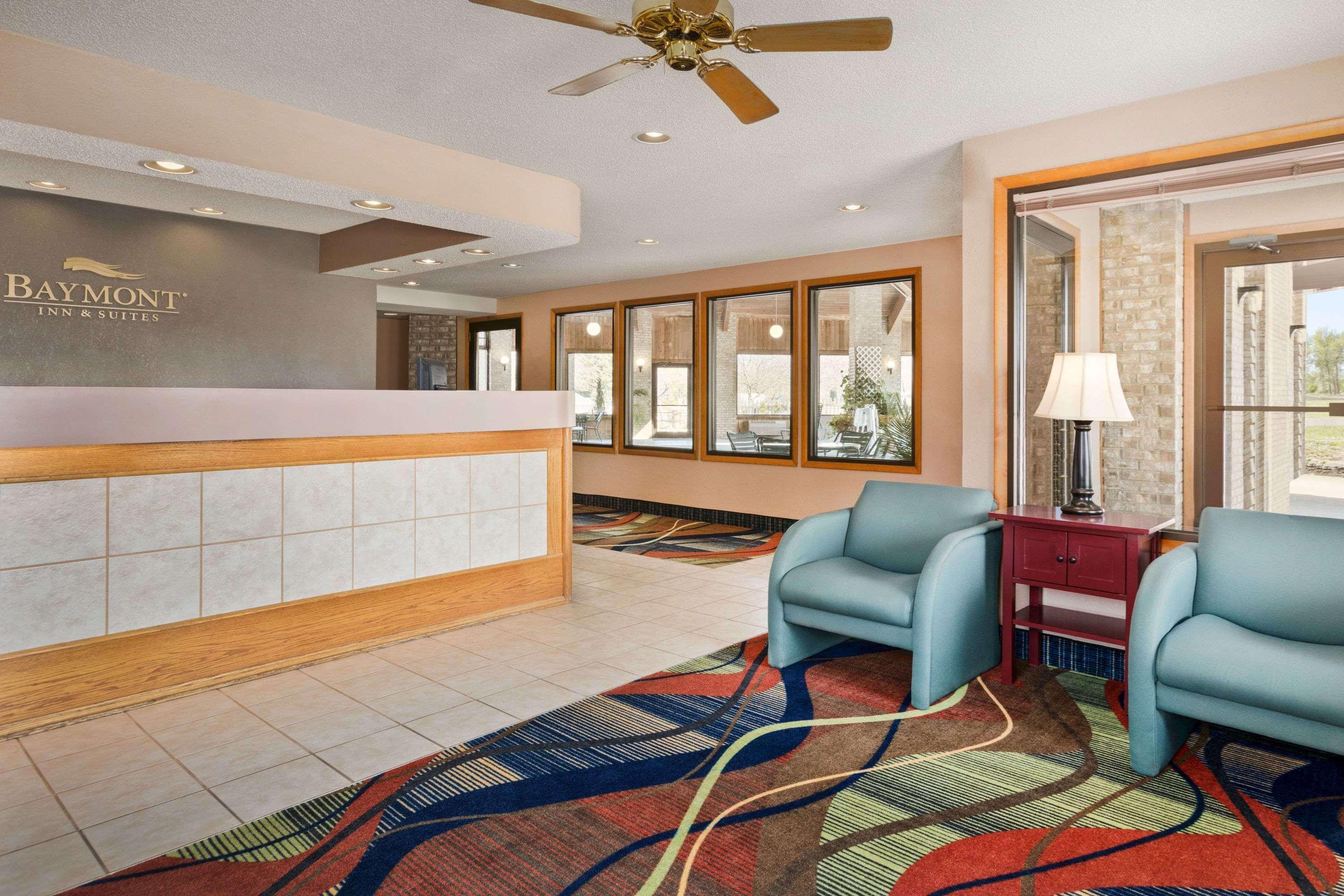 Hotel Baymont By Wyndham Logan Exterior foto