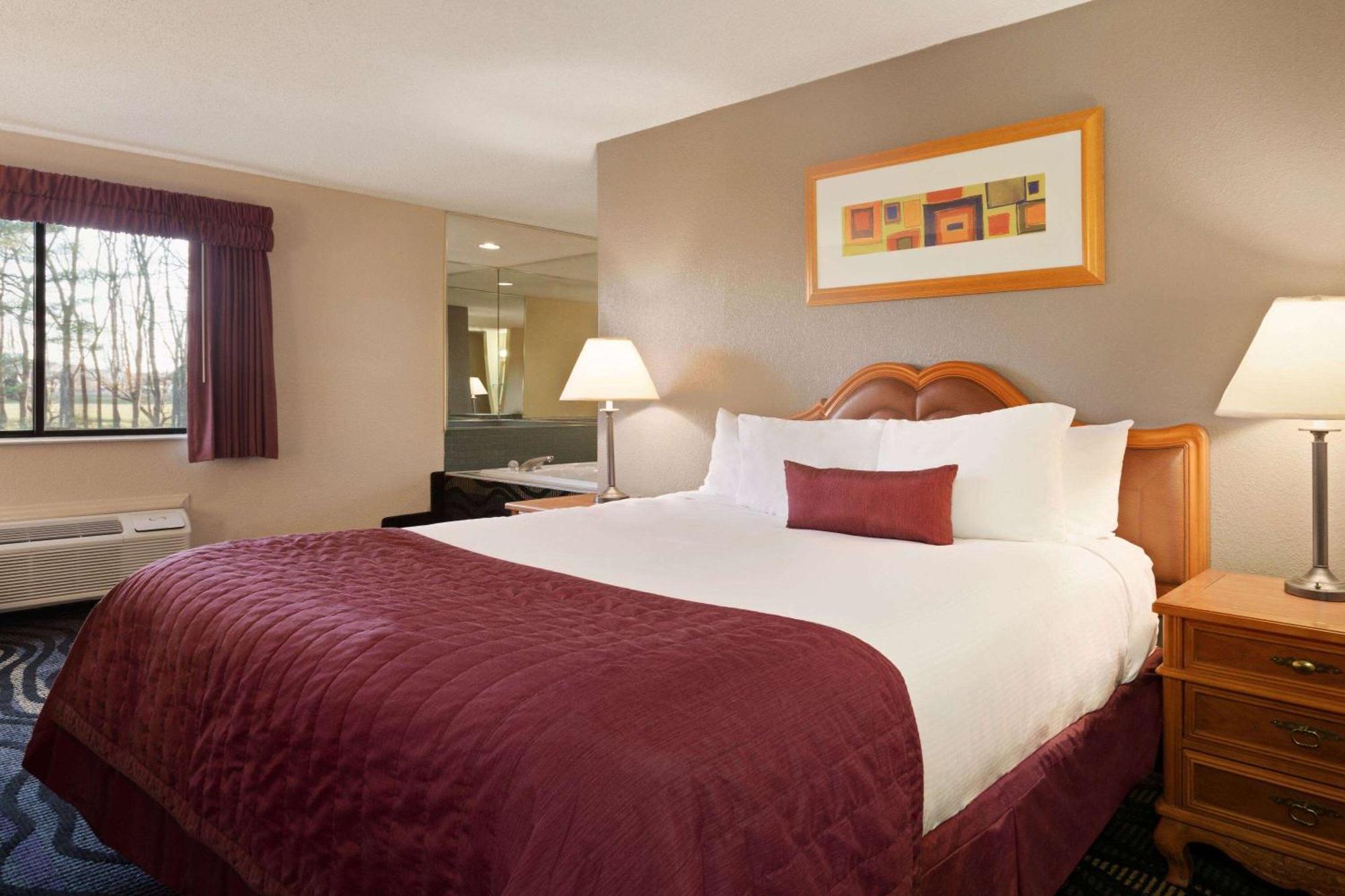 Hotel Baymont By Wyndham Logan Exterior foto
