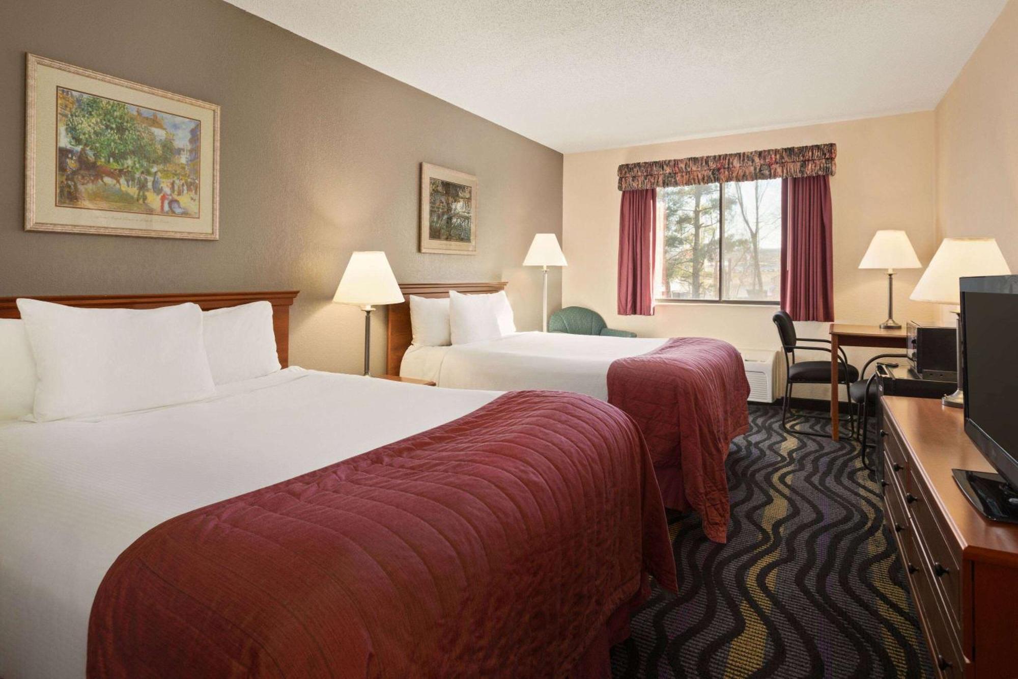 Hotel Baymont By Wyndham Logan Exterior foto