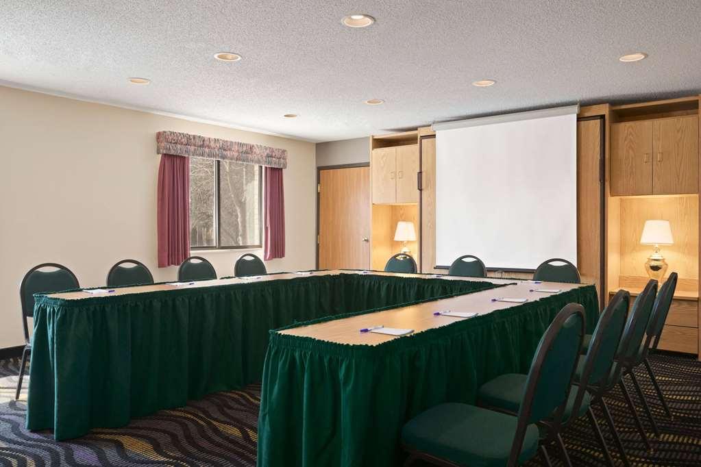 Hotel Baymont By Wyndham Logan Facilidades foto