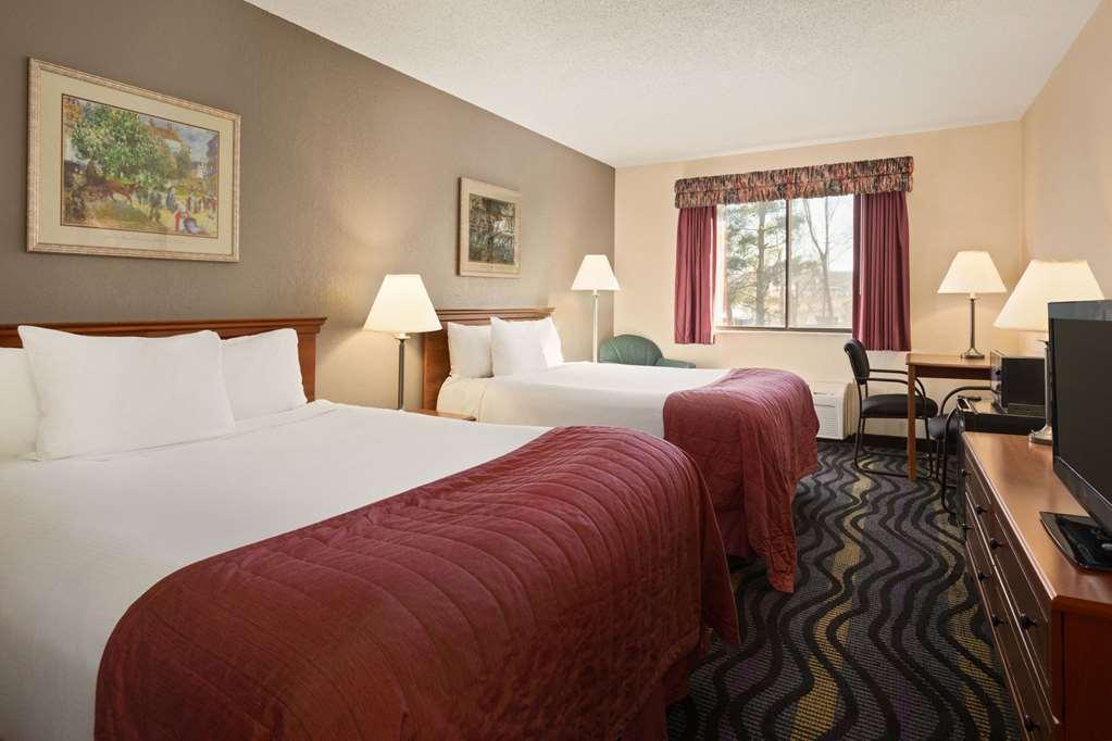 Hotel Baymont By Wyndham Logan Habitación foto