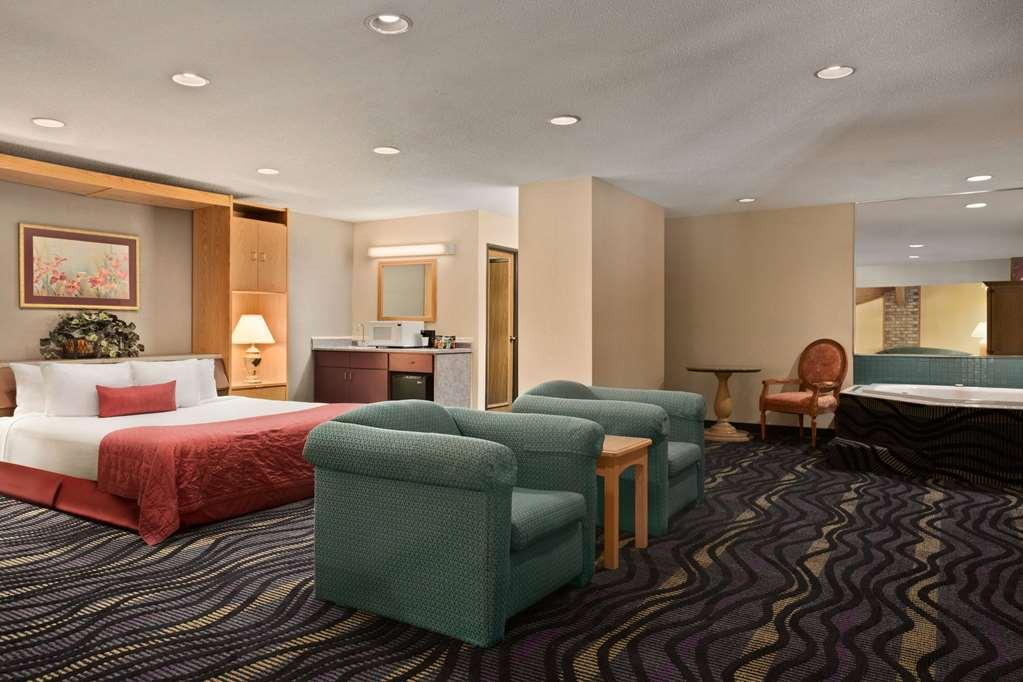 Hotel Baymont By Wyndham Logan Habitación foto